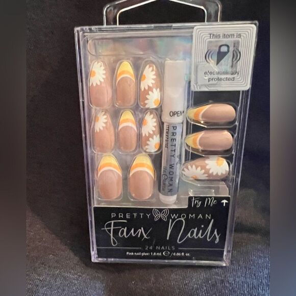 Pretty Woman Faux Nails - Picture 1 of 2